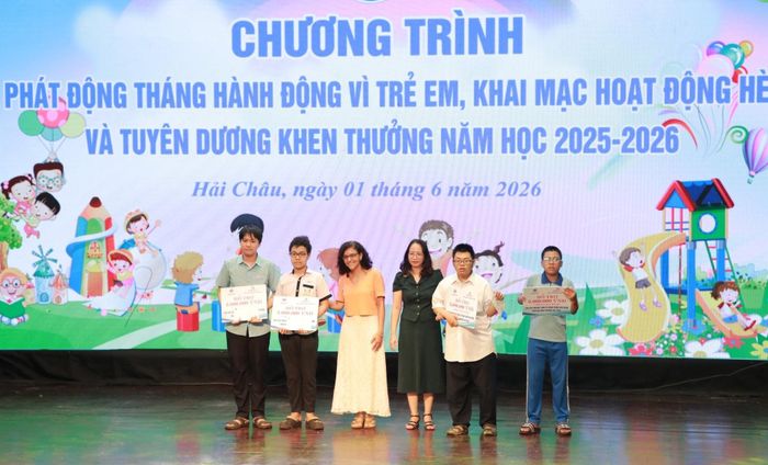 Lãnh đạo UBND phường Hải Châu và đại diện Công ty TNHH Code Engine Studio Việt Nam trao 5 suất học bổng cho trẻ em khuyết tật. Ảnh: ĐẮC MẠNH