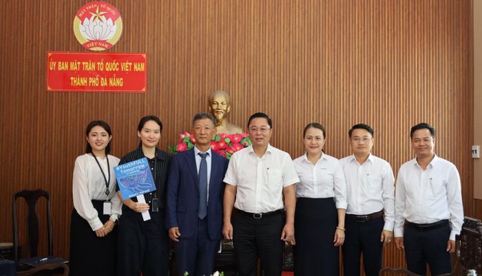 Quyền Tổng Lãnh sự Hàn Quốc tại Đà Nẵng Oh Jungtaek (thứ 3, trái sang) thăm, làm việc tại Ủy ban MTTQ Việt Nam thành phố. Ảnh: THÁI CƯỜNG