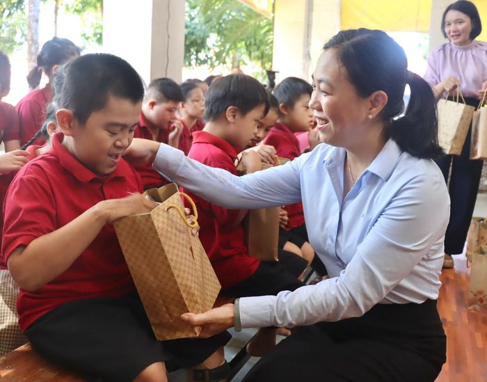 Phó Chủ tịch Ủy ban MTTQ Việt Nam thành phố Nguyễn Thị Thanh Phương tặng quà cho trẻ khiếm khuyết. Ảnh: QUỐC TUẤN