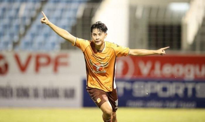 Trần Gia Bảo ghi bàn thắng đầu tiên tại V-League ở tuổi 16.