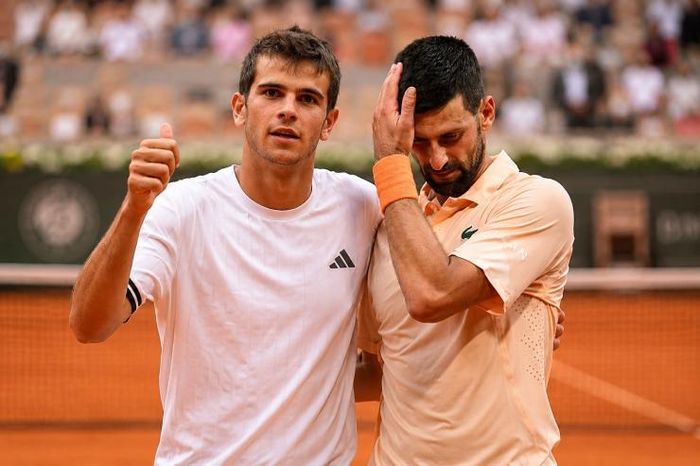 Jodar (bên trái) thăng tiến thứ hạng tốt nhất sự nghiệp, Djokovic (bên phải) tụt xuống 7 thế giới