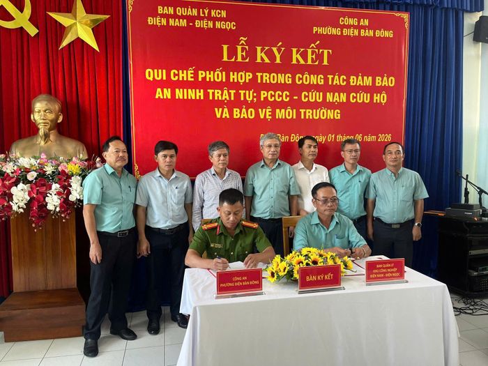 Ký kết Quy chế phối hợp đảm bảo an ninh trật tự tại Khu công nghiệp Điện Nam - Điện Ngọc. Ảnh: C.A