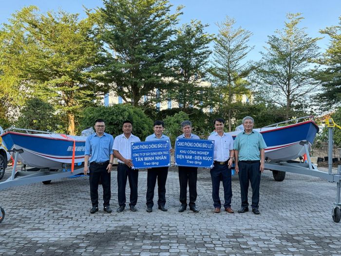 Trao tặng 2 ca nô cho đại diện phường Điện Bàn Đông. Ảnh: C.A