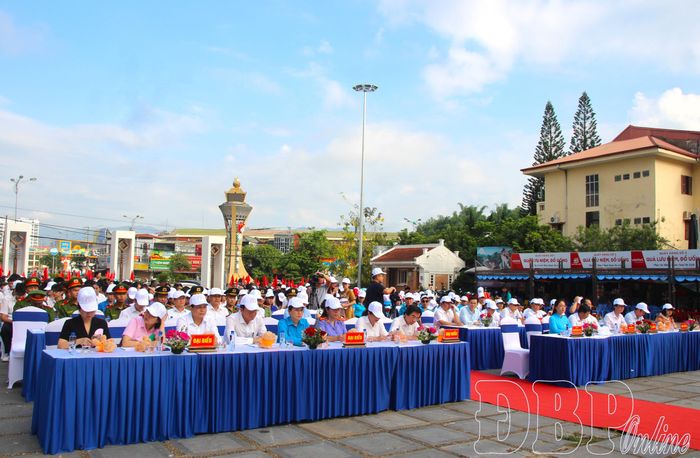 Đông đảo đại biểu và nhân dân tham dự lễ phát động.