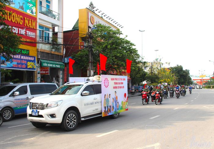  Đông đảo cán bộ, chiến sĩ, đoàn viên, hội viên và nhân dân tham gia hoạt động cổ động mặt đường hưởng ứng Tháng hành động quốc gia về phòng chống bạo lực gia đình.