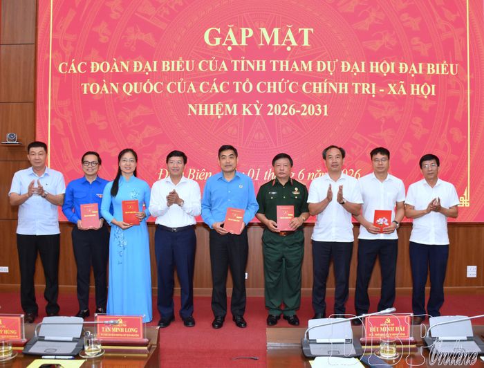 Phó Bí thư Tỉnh ủy Mùa A Vảng tặng quà động viên, chúc mừng các đoàn đại biểu.