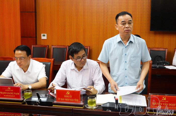 Lãnh đạo UBND tỉnh báo cáo tình hình triển khai thực hiện các dự án trường phổ thông nội trú liên cấp tiểu học và THCS tại các xã biên giới trên địa bàn tỉnh.