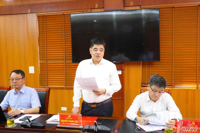 Đồng chí Nguyễn Thanh Sơn, Vụ trưởng Vụ địa bàn II, Cơ quan UBKT Trung ương, Tổ trưởng Tổ giám sát phát biểu tại buổi làm việc.
