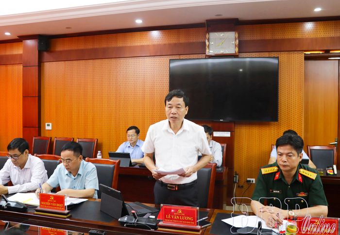 Chủ tịch UBND tỉnh Lê Văn Lương trao đổi về các ý kiến của tổ giám sát tại buổi làm việc.
