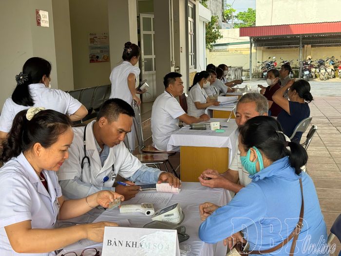 Người dân phường Điện Biên Phủ đến khám bệnh miễn phí.