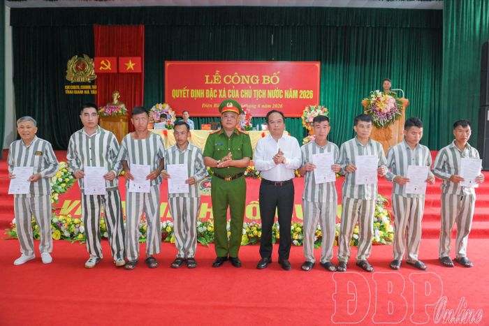 Phó Chủ tịch UBND tỉnh Nguyễn Minh Phú và Đại tá Nguyễn Việt Hùng, Giám thị Trại giam Nà Tấu trao quyết định đặc xá.
