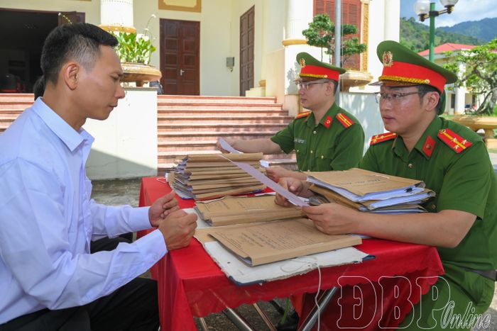 Hoàn thiện thủ tục cho người được đặc xá trước khi trở về với gia đình, người thân và xã hội.