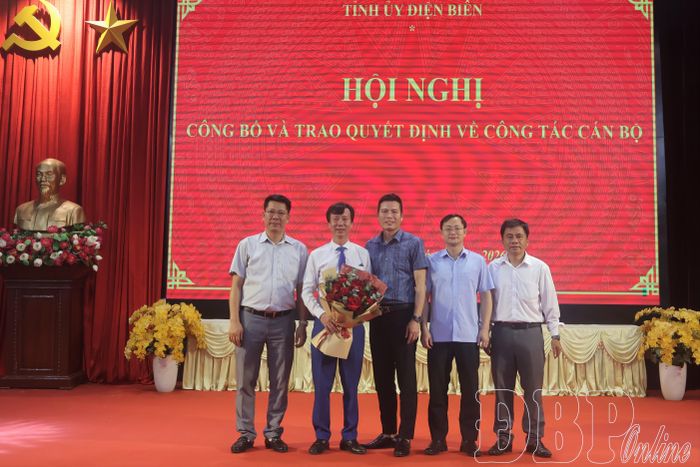 Đại biểu tặng hoa chúc mừng tân Phó Hiệu trưởng Trường Chính trị tỉnh.
