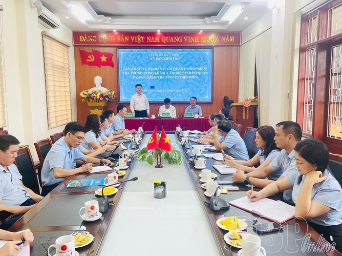 Đồng chí Nguyễn Sỹ Quân, Ủy viên Ban Thường vụ, Chủ nhiệm UBKT Tỉnh ủy tiếp thu ý kiến chỉ đạo của Đoàn công tác Cơ quan UBKT Trung ương.
