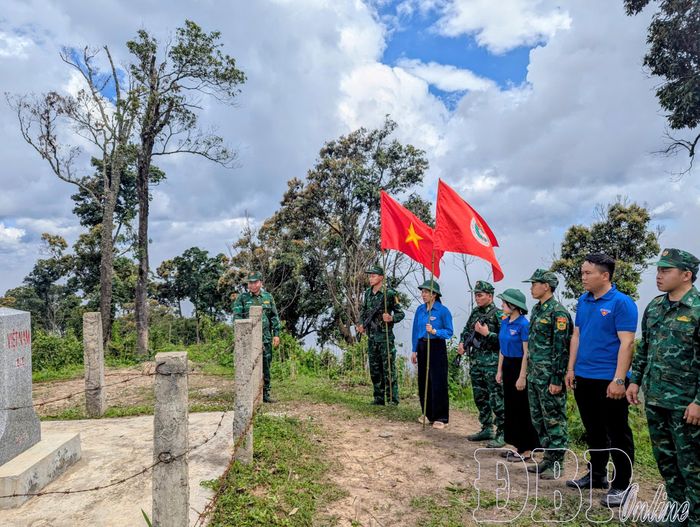 Đoàn viên thanh niên tham gia cùng bộ đội biên phòng tuần tra mốc quốc giới.