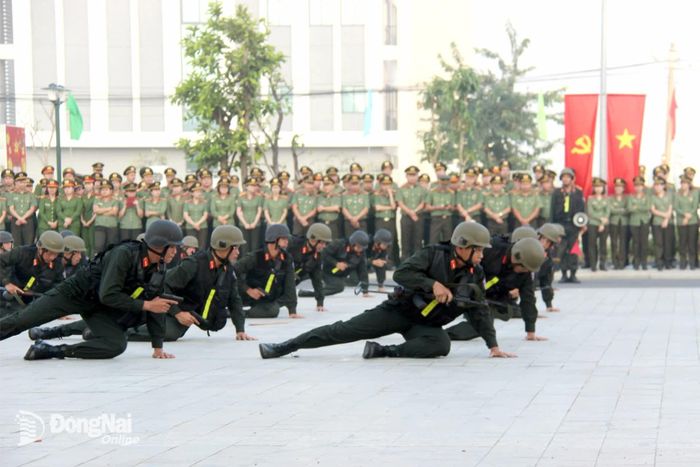 Các lực lượng nghiệp vụ Công an thành phố Đồng Nai tham gia diễn tập các phương án bảo vệ mục tiêu. Ảnh: Trần Danh