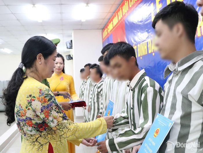Phó Chủ tịch Ủy ban MTTQ Việt Nam thành phố Đồng Nai Lưu Thị Hà trao quyết định đặc xá cho các phạm nhân tại Trại tạm giam số 1, Công an thành phố Đồng Nai. Ảnh: Tố Tâm