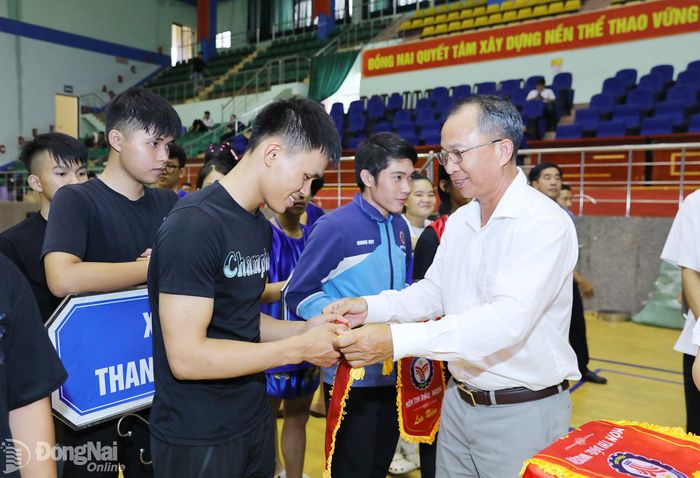Ông Vũ Đình Tứ, Trưởng phòng Quản lý Thể thao, Sở Văn hóa, Thể thao và Du lịch tặng cờ lưu niệm cho các đơn vị tham dự. Ảnh: Huy Anh