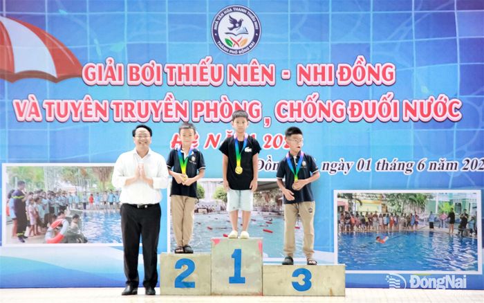 Ông Trương Hải Thi, Phó Giám đốc Nhà Văn hóa thanh thiếu nhi thành phố trao giải cho các thí sinh xuất sắc. Ảnh: Nga Sơn