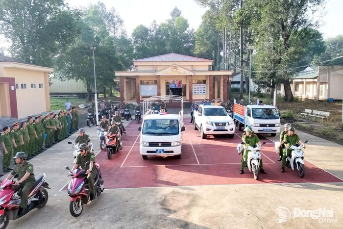 Công an phường Trảng Bom diễu hành, tuyên truyền sau lễ ra quân. Ảnh: CTV