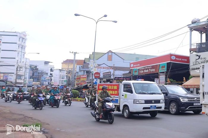Công an phường Phước Bình diễu hành tuyên truyền phòng, chống ma túy trên địa bàn phường. Ảnh: CTV