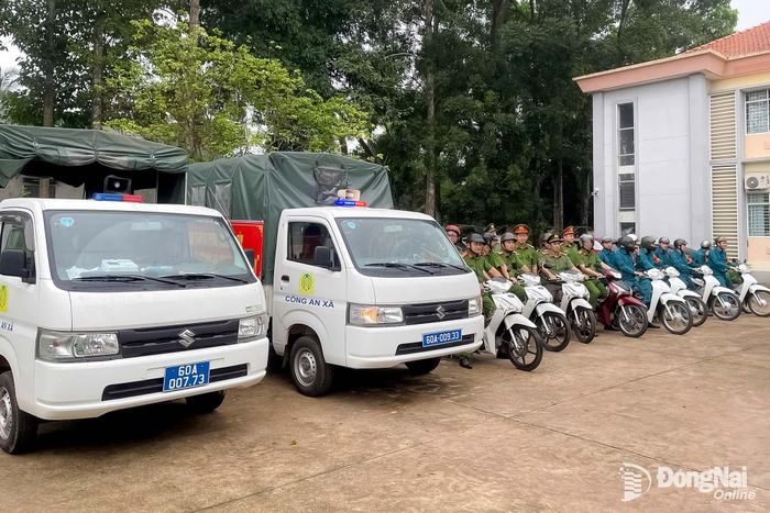 Công an xã Xuân Định tham gia lễ ra quân phòng, chống tội phạm, tệ nạn ma túy. Ảnh: CAX