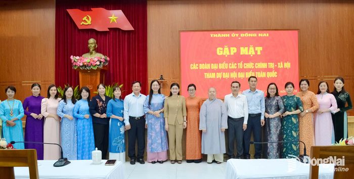 Các đồng chí lãnh đạo thành phố và các đơn vị chụp ảnh với các đoàn đại biểu đi dự đại hội toàn quốc. Ảnh: Phương Hằng