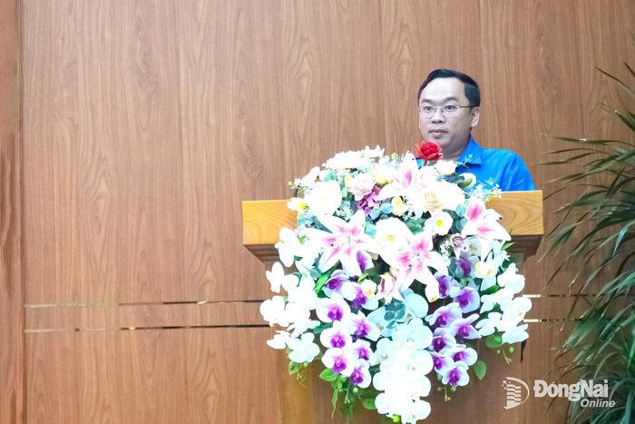 Thành ủy viên, Phó Chủ tịch Ủy ban MTTQ Việt Nam thành phố, Bí thư Thành đoàn Đồng Nai Nguyễn Minh Kiên báo cáo tình hình các đoàn đại biểu của Đồng Nai đi dự đại hội. Ảnh: Phương Hằng