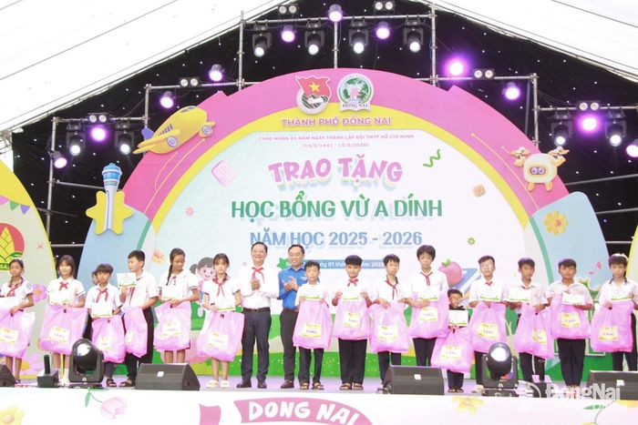 Ủy viên Ban Thường vụ Thành ủy, Phó Chủ tịch Thường trực Ủy ban MTTQ Việt Nam thành phố Hà Anh Dũng và Thành ủy viên, Phó Chủ tịch Ủy ban MTTQ Việt Nam thành phố, Bí thư Thành đoàn Nguyễn Minh Kiên trao học bổng Vừ A Dính cho các em thiếu nhi. Ảnh: Nga Sơn