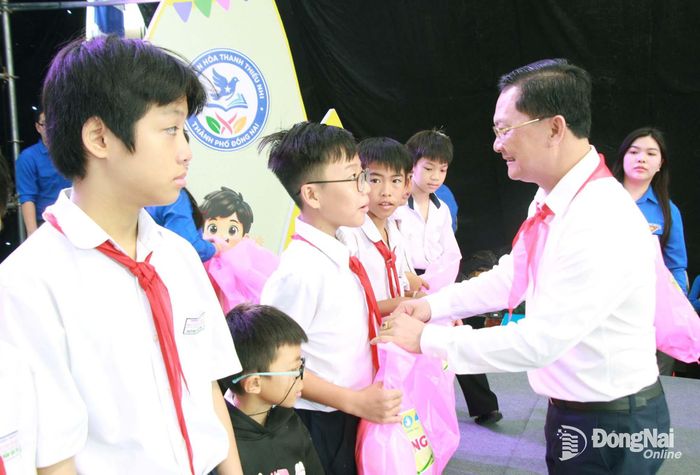 Ủy viên Ban Thường vụ Thành ủy, Phó Chủ tịch Thường trực Ủy ban MTTQ Việt Nam thành phố Hà Anh Dũng trao học bổng cho thiếu nhi. Ảnh: Nga Sơn
