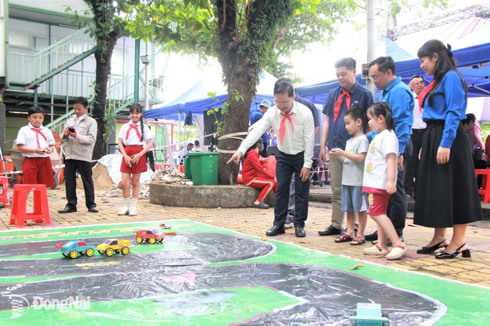 Các đại biểu tham quan không gian trải nghiệm sáng tạo dành cho thiếu nhi. Ảnh: Nga Sơn