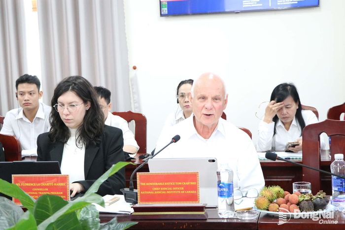 Thẩm phán Tom Crabtree, Giám đốc Ban Quản trị tư pháp thuộc Học viện Tư pháp quốc gia Canada trao đổi tại buổi làm việc. Ảnh: Phạm Huệ