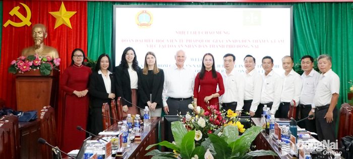Đoàn công tác của Canada chụp hình lưu niệm cùng với lãnh đạo Tòa án nhân dân tối cao, Tòa án nhân dân thành phố Đồng Nai. Ảnh: Phạm Huệ