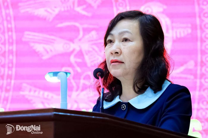 Đồng chí Huỳnh Thị Hằng, Phó Bí thư Thành ủy, Chủ tịch Ủy ban MTTQ Việt Nam thành phố, Trưởng ban Chỉ đạo 35 Thành ủy phát biểu tại hội nghị. Ảnh: Công Nghĩa