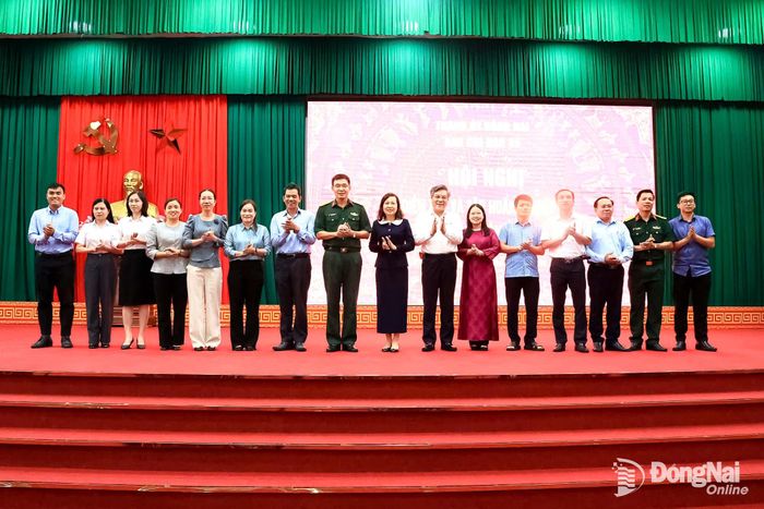 Các đại biểu dự hội nghị chụp ảnh lưu niệm. Ảnh: Công Nghĩa