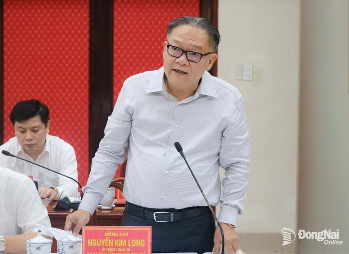 Ủy viên Ban Thường vụ Thành ủy, Phó Chủ tịch Thường trực UBND thành phố Nguyễn Kim Long phát biểu về nhiệm vụ của các sở, ngành. Ảnh: Vương Thế