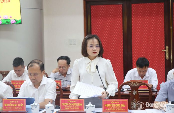 Ủy viên Ban Thường vụ Thành ủy, Giám đốc Sở Tài chính Trương Thị Hương Bình báo cáo về tiến độ thu ngân sách. Ảnh: Vương Thế