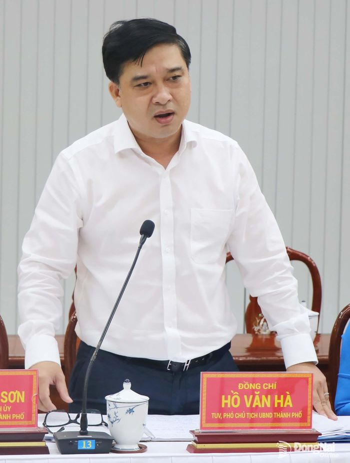 Thành ủy viên, Phó Chủ tịch UBND thành phố Hồ Văn Hà phát biểu tại cuộc họp. Ảnh: Vương Thế