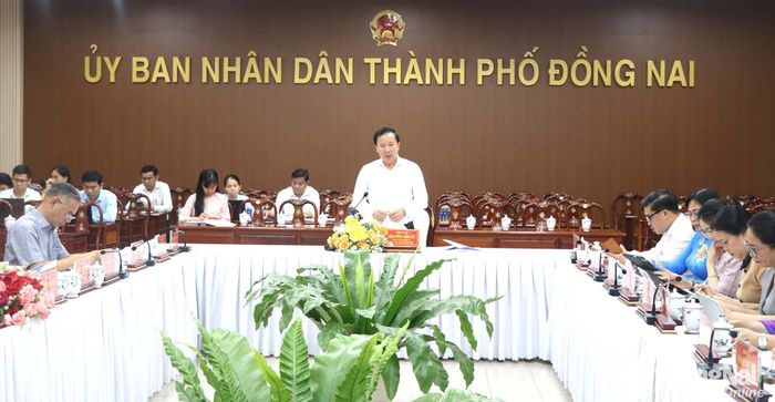 Phó Bí thư Thành ủy, Chủ tịch UBND thành phố Đồng Nai Nguyễn Văn Út chủ trì cuộc họp. Ảnh: Vương Thế
