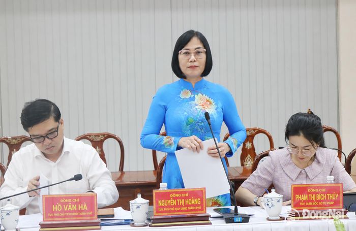 Thành ủy viên, Phó Chủ tịch UBND thành phố Nguyễn Thị Hoàng phát biểu tại cuộc họp. Ảnh: Vương Thế