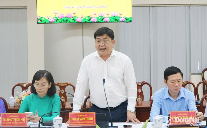 Thành ủy viên, Giám đốc Sở Khoa học và Công nghệ Phạm Văn Trinh báo cáo về tiến độ thực hiện các nhiệm vụ lĩnh vực khoa học công nghệ. Ảnh: Vương Thế