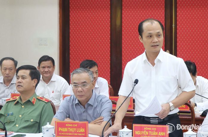Ủy viên Ban Thường vụ Thành ủy, Phó Chủ tịch UBND thành phố Nguyễn Tuấn Anh phát biểu tại cuộc họp. Ảnh: Vương Thế