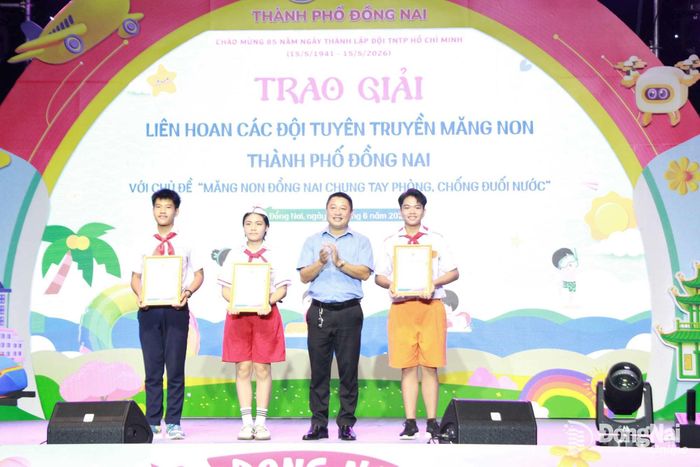 Phó Giám đốc Nhà Văn hóa thanh thiếu nhi thành phố Bùi Xuân Dũng trao giải ba cho các đội. Ảnh: Nga Sơn