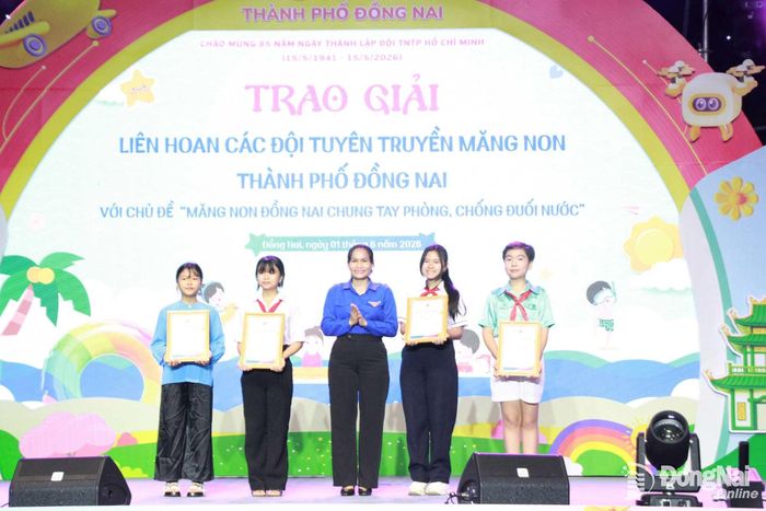 Phó Chủ tịch Thường trực Hội đồng Đội thành phố Thạch Thị Thùy Dương trao giải khuyến khích cho các đội. Ảnh: Nga Sơn