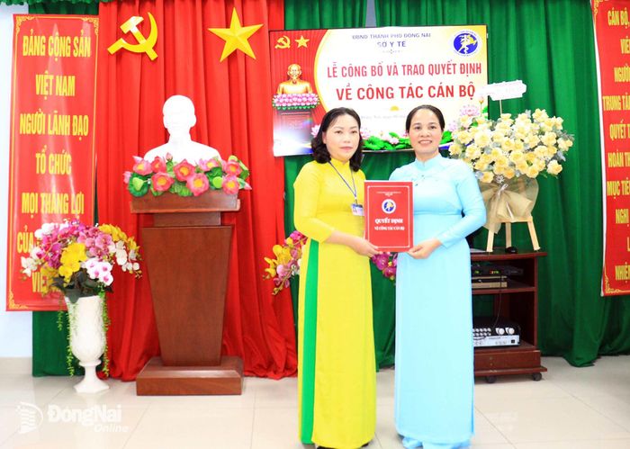 Bác sĩ chuyên khoa II Đỗ Thị Nguyên, Giám đốc Sở Y tế trao quyết định cho bà Nguyễn Kim Thy. Ảnh: Thanh Tú