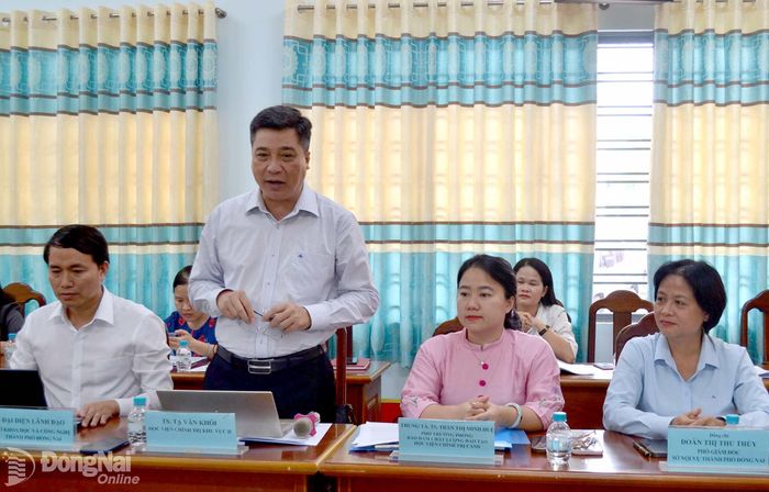 Tiến sĩ Tạ Văn Khôi, Học viện Chính trị khu vực II phát biểu tại hội thảo. Ảnh: Phương Hằng