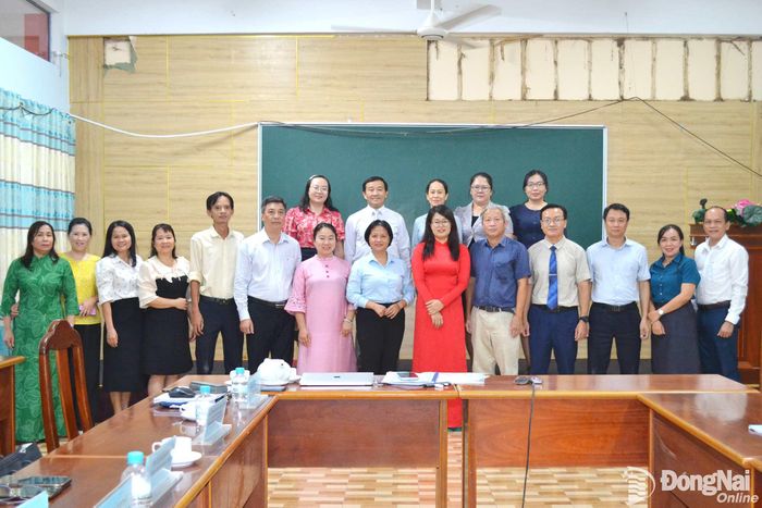 Các đại biểu dự hội thảo chụp ảnh lưu niệm. Ảnh: Phương Hằng
