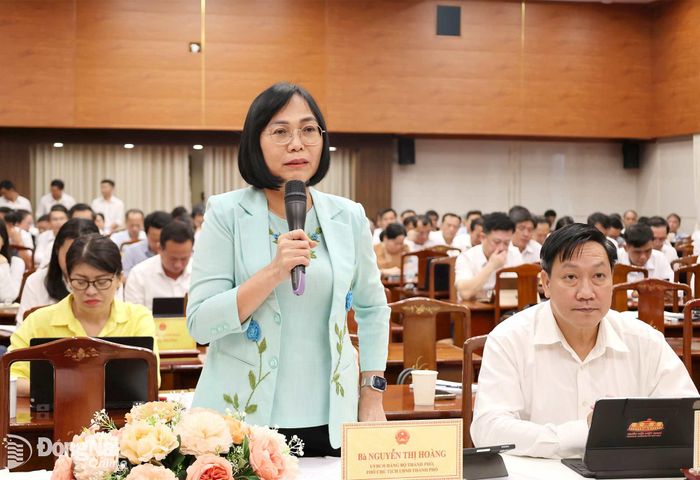 Thành ủy viên, Phó Chủ tịch UBND thành phố Nguyễn Thị Hoàng phát biểu tại hội nghị. Ảnh: Hồ Thảo