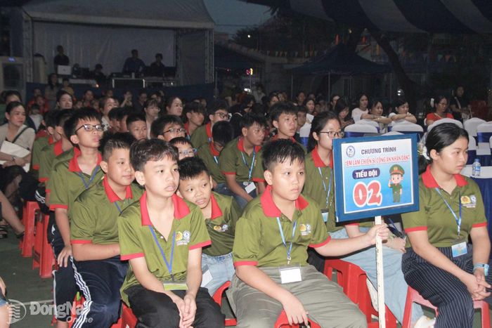 Các em thiếu nhi tham dự khai mạc chương trình Em làm chiến sĩ công an nhân dân. Ảnh: Nga Sơn