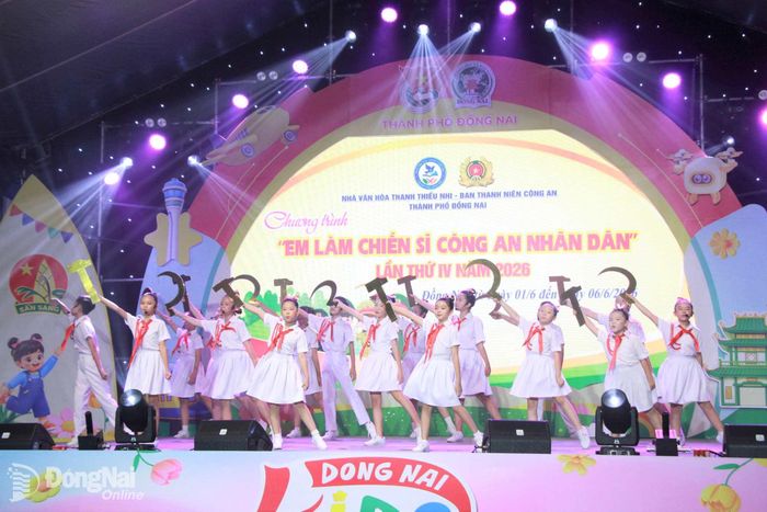 Một tiết mục văn nghệ tại lễ khai mạc. Ảnh: Nga Sơn